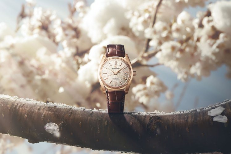 The new Grand Seiko in rose gold pays tribute to the miraculous beauty of the transition between late winter and early spring.